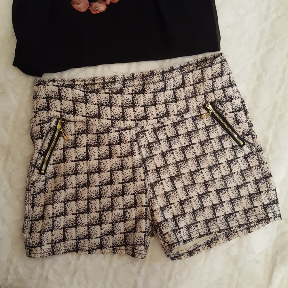 SHORTS - Picture 2 of 3